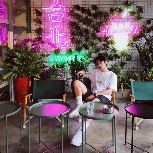 花草牆中的 霓虹台北 迷幻又簡約的綠白配色設計咖啡廳 太有魅力 太好拍 花草牆中的 霓虹台北 迷幻又簡約的綠白配色設計咖啡廳 太有魅力 太好拍