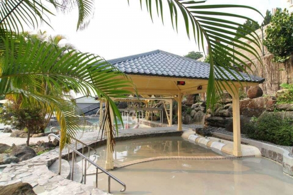 全台唯一「黑泥浆温泉」台南独有,「吃喝玩乐」连住宿都有!